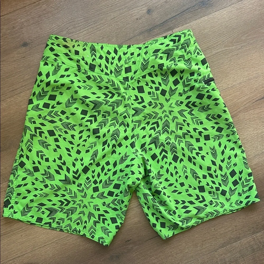 Patagonia Men’s Neon Green & Black Geometric Swim Board Shorts ! Size 32